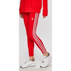 Adidas Originals - Legginsy. Czerwone legginsy damskie marki adidas Originals, z elastanu. Za 129,90 zł.