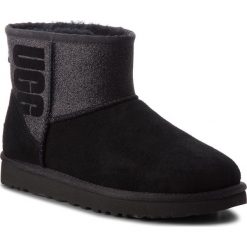 Buty UGG - W Classic Mini 1098452 W/Blk. Czarne kozaki damskie marki Ugg, na zimę, z wełny, na niskim obcasie, bez zapięcia. W wyprzedaży za 569,00 zł.
