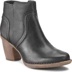Botki CLARKS - Carleta Paris 261204004 Black Leather. Czarne botki damskie na obcasie marki Clarks, z nubiku. W wyprzedaży za 319,00 zł.