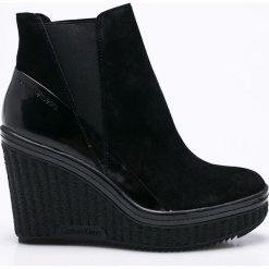 Calvin Klein Jeans - Botki. Czarne koturny damskie marki Calvin Klein Jeans, z okrągłym noskiem, bez obcasa, na obcasie, bez zapięcia. W wyprzedaży za 429,90 zł.