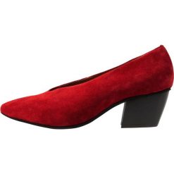 Pavement ARIEL Czółenka red. Czerwone buty ślubne damskie Pavement, z materiału. Za 479,00 zł.