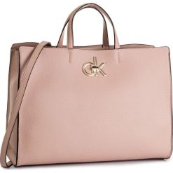 Torebka CALVIN KLEIN - Re-Lock Tote K60K605605 TBP. Różowe torebki klasyczne damskie Calvin Klein, bez wzorów, ze skóry ekologicznej, klasyczne, bez dodatków. Za 749,00 zł.