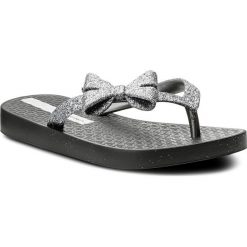 Japonki IPANEMA - Lolita IV Kids 81946 Black/Silver 23476. Szare sandały dziewczęce Ipanema, z tworzywa sztucznego, z paskami. W wyprzedaży za 59,99 zł.