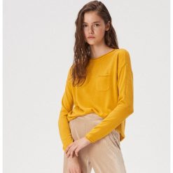 Gładki sweter z kieszenią - Żółty. Żółte swetry damskie Sinsay, s, bez wzorów, bez rękawów, bez kaptura. Za 39,99 zł.