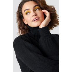 Emilie Briting x NA-KD Sweter z golfem - Black. Czarne swetry damskie marki Emilie Briting x NA-KD, bez wzorów, z dzianiny, bez rękawów, bez kaptura. W wyprzedaży za 142,06 zł.