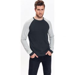 SWETER MĘSKI Z OKRĄGŁYM DEKOLTEM I KONTRASTOWYMI RĘKAWAMI. Czarne golfy męskie Top Secret, na jesień, m, z golfem. Za 49,99 zł.