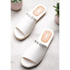 Białe Klapki Hunting For Fashion. Białe klapki damskie Born2be, bez wzorów, bez obcasa, na płaskiej podeszwie. W wyprzedaży za 54,99 zł.
