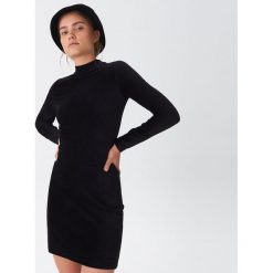 Sztruksowa sukienka - Czarny. Czarne sukienki damskie House, xl, bez wzorów, ze sztruksu, bez kołnierzyka, bez rękawów. W wyprzedaży za 29,99 zł.