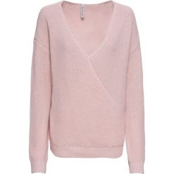 Sweter z efektem założenia kopertowego bonprix pastelowy jasnoróżowy. Różowe swetry damskie bonprix, bez wzorów, bez rękawów, bez kaptura. Za 89,99 zł.