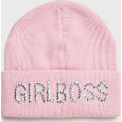 Guess Jeans - Czapka. Różowe czapki damskie Guess Jeans, na zimę, z aplikacjami, z jeansu. W wyprzedaży za 69,90 zł.