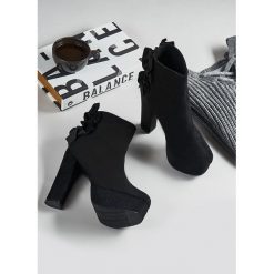 Czarne Botki Hussy. Czarne botki damskie Born2be, z okrągłym noskiem, na wysokim obcasie, na platformie, na zamek. Za 64,99 zł.