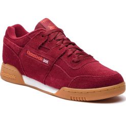 Buty Reebok - Workout Plus Mu CN5196 Collegiate Burgndy/Carotn. Czerwone półbuty męskie Reebok, na co dzień, bez wzorów, ze skóry, eleganckie, bez zapięcia. W wyprzedaży za 279,00 zł.