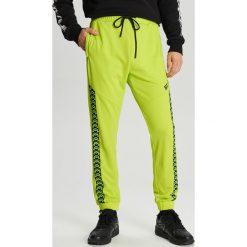 Dresowe joggery z lampasem - Zielony. Zielone spodnie męskie Cropp, s, bez wzorów, z dresówki. W wyprzedaży za 39,99 zł.