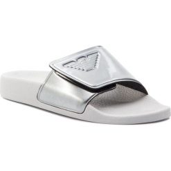 Klapki EMPORIO ARMANI - XYPS01 XOZ06 A646 Silver/White. Szare klapki damskie marki Emporio Armani, bez wzorów, ze skóry ekologicznej, bez obcasa. Za 239,00 zł.