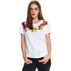T-shirt damski z kwiatowym nadrukiem. Białe t-shirty damskie z nadrukiem, z bawełny. W wyprzedaży za 24,99 zł.