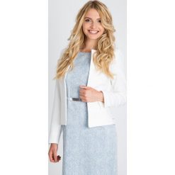 Biały trapezowy żakiet QUIOSQUE. Białe marynarki i żakiety damskie QUIOSQUE, z satyny, eleganckie. W wyprzedaży za 79,99 zł.