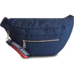 Saszetka nerka TOMMY JEANS - Tju Logo Tape Bumbag AU0AU00444 496. Niebieskie nerki damskie Tommy Jeans, bez wzorów, z jeansu, młodzieżowe, bez dodatków. W wyprzedaży za 229,00 zł.