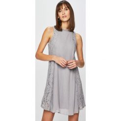 Answear - Sukienka. Czarne sukienki damskie marki ANSWEAR, na co dzień, s, bez wzorów, z materiału, eleganckie, z okrągłym kołnierzem, bez rękawów, mini, proste. Za 199,90 zł.