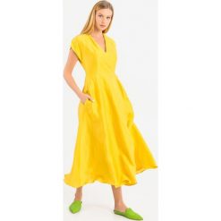 SUKIENKA TERRENO WEEKEND MAX MARA. Sukienki damskie Weekend Max Mara, bez wzorów, eleganckie, bez kołnierzyka, bez rękawów. Za 1589,00 zł.