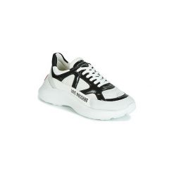 Buty Love Moschino JA15286G07. Białe trampki i tenisówki damskie Love Moschino, bez wzorów, bez zapięcia. Za 671,30 zł.