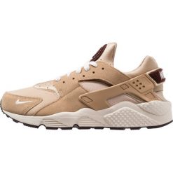 Nike Sportswear AIR HUARACHE RUN PRM Sneakersy niskie desert/sail/burgundy ash/royal tint. Czerwone sneakersy męskie marki Nike Sportswear, bez wzorów, ze skóry, bez zapięcia. Za 529,00 zł.