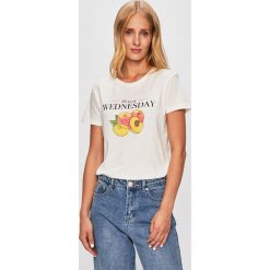 Jacqueline de Yong - T-shirt. Białe bluzki damskie Jacqueline de Yong, s, z nadrukiem, z bawełny, z okrągłym kołnierzem, z krótkim rękawem. W wyprzedaży za 24,90 zł.