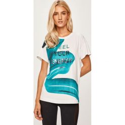 Desigual Sport - T-shirt. Białe topy damskie Desigual Sport, s, z nadrukiem, z bawełny, z okrągłym kołnierzem. W wyprzedaży za 119,90 zł.