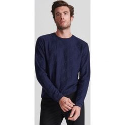 Lekki sweter z żakardowej dzianiny - Granatowy. Niebieskie swetry męskie Reserved, xl, bez wzorów, z dzianiny, bez kołnierzyka, bez kaptura. Za 99,99 zł.