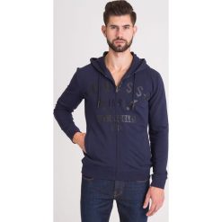 BLUZA GUESS Z KAPTUREM. Niebieskie bluzy męskie Guess, xl, z nadrukiem, z bawełny, z kapturem. Za 199,50 zł.