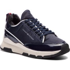Sneakersy TOMMY HILFIGER - Cool Technical Satin Sneaker FW0FW03970 Midnight 403. Niebieskie półbuty damskie TOMMY HILFIGER, ze skóry ekologicznej. W wyprzedaży za 299,00 zł.