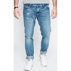 Wrangler - Jeansy Larston. Niebieskie jeansy męskie slim Wrangler, z bawełny. W wyprzedaży za 199,90 zł.
