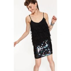 BLUZKA Z FRĘDZLAMI NA RAMIĄCZKACH. Szare bluzki wizytowe marki Top Secret, eleganckie, na ramiączkach. Za 79,99 zł.