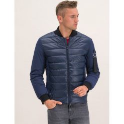 Kurtka bomber Guess M94L44 WABC0. Niebieskie kurtki męskie Guess, xl, z aplikacjami, bez kaptura. W wyprzedaży za 449,00 zł.