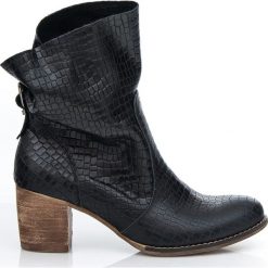 Botki na słupku - skóra naturalna - model 497 - kolor czarny krokodyl z połyskiem. Czarne botki damskie Zapato, na zimę, z jeansu, klasyczne, za kostkę, bez obcasa, na obcasie, na klamry. Za 399,00 zł.