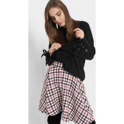 Luźny sweter z wiązaniem. Czarne bez kategorii Orsay, xs, z poliesteru, z kokardą. Za 99,99 zł.