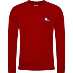 Bluza Tommy Jeans Tjm Tommy Badge Crew DM0DM06592. Czerwone bluzy męskie Tommy Jeans, xl, bez wzorów, z bawełny, bez kołnierzyka, bez rękawów, bez kaptura. Za 389,00 zł.