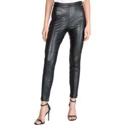 Guess Magali Legginsy Czarny. Czarne spodnie damskie Guess, s, z aplikacjami, z materiału. Za 326,95 zł.