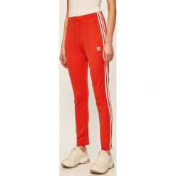 Adidas Originals - Spodnie. Czerwone spodnie damskie z elastanu. Za 199,90 zł.