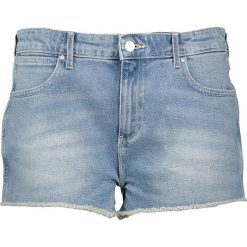 Szorty dżinsowe - Boyfriend fit - w kolorze błękitnym. Niebieskie szorty damskie Wrangler, l, w paski, klasyczne. W wyprzedaży za 115,95 zł.