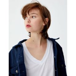Koszulka z wiskozy z dekoltem w serek. Białe t-shirty damskie marki Pull&Bear, z wiskozy, z dekoltem w serek. Za 39,90 zł.