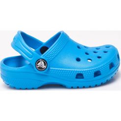 Crocs - Sandały dziecięce. Niebieskie sandały chłopięce Crocs, z materiału, bez zapięcia. Za 119,90 zł.