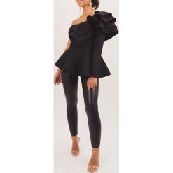 Damska bluzka PRUDIE BLACK. Czarne bluzki damskie Damska bluzka PRUDIE BLACK, s, bez wzorów, eleganckie, z falbankami, bez rękawów. W wyprzedaży za 89,00 zł.