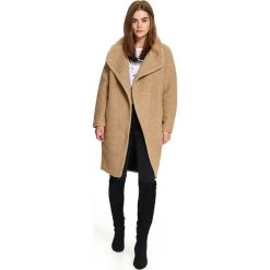 Wełniany płaszcz ze stójką. Brązowe płaszcze damskie Top Secret, na zimę, bez wzorów, z wełny, eleganckie. W wyprzedaży za 179,99 zł.