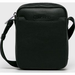Calvin Klein - Saszetka. Czarne torby męskie skórzane Calvin Klein, w paski, ze skóry ekologicznej, na ramię, małe. W wyprzedaży za 299,90 zł.