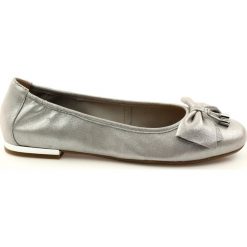 Szare Caprice balerinki buty damskie 22111 srebrne. Szare baleriny damskie Caprice, bez wzorów, ze skóry, klasyczne, bez obcasa. W wyprzedaży za 229,00 zł.