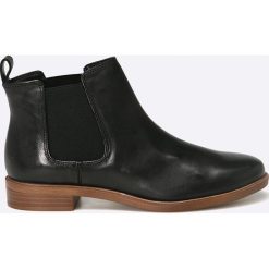 Clarks - Botki TaylorShine. Czarne buty zimowe damskie Clarks, z materiału, z okrągłym noskiem, na obcasie. W wyprzedaży za 239,90 zł.