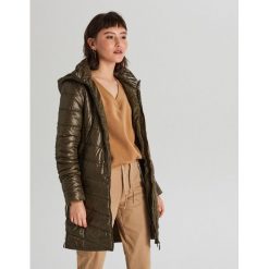 Pikowana kurtka z kapturem - Khaki. Brązowe kurtki damskie Cropp, s, bez wzorów, z kapturem. Za 159,99 zł.