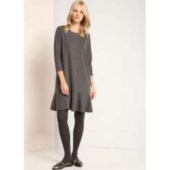 SUKIENKA DAMSKA GŁADKA. Szare sukienki damskie Top Secret, do pracy, na zimę, bez wzorów, eleganckie, bez kołnierzyka, bez rękawów. W wyprzedaży za 69,99 zł.