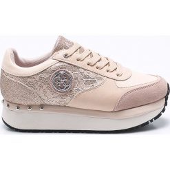 Guess Jeans - Buty. Szare buty sportowe damskie Guess Jeans, z aplikacjami, z jeansu. W wyprzedaży za 359,90 zł.