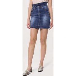Niebieska Spódnica Justified. Niebieskie spódniczki damskie Born2be, s, bez wzorów, z denimu, z podwyższonym stanem, mini. Za 79,99 zł.